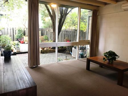 Three story apartment in the middle of Highton! - Photo 2