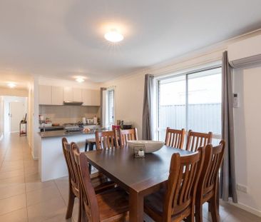 STUNNING FAMILY HOME WITH A BEAUTIFUL BACKYARD! - Photo 2