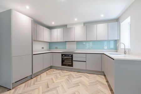 Sheerwater Road, West Byfleet, Surrey, KT14 - Photo 3