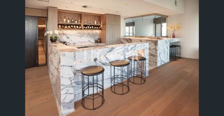 * Unfurnished * Two bedrooms apartment with great views, balcony and access to carpark - Photo 2