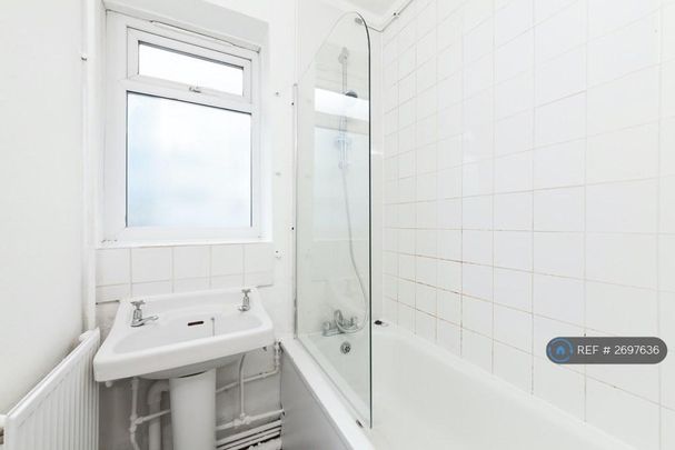 1 bedroom in a flat share to rent - Photo 1