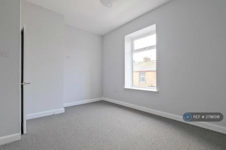 3 bedroom end of terrace house to rent - Photo 3