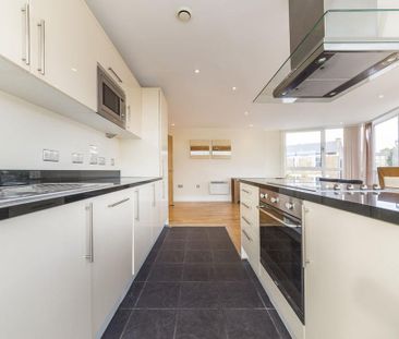 3 bedroom flat to rent - Photo 4
