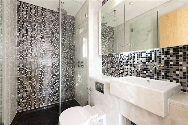 A modern 2 bedroom penthouse situated on the 21st floor of this striking residential development located close to the heart of Canary Wharf’s financial district. - Photo 1