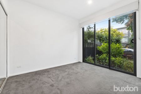 Ideally positioned in a fantastic location , beautifully presented 2 bedroom townhouse - Photo 3