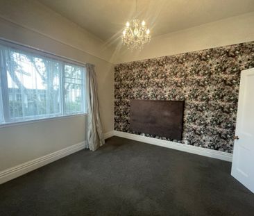 Tidy Two Bedroom - Photo 3