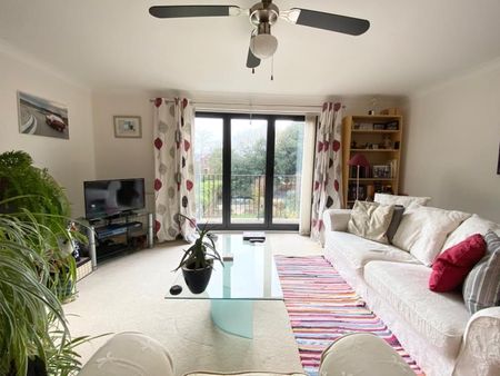 The Cloisters, Woking - 4 bedrooms Property for lettings - Seymours - Photo 2