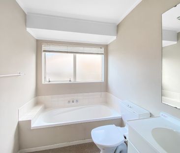 Tidy family house in Burswood - Photo 6