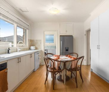 AMAZING LOCATION | UPDATED UNIT | QUIET BLOCK - Photo 3