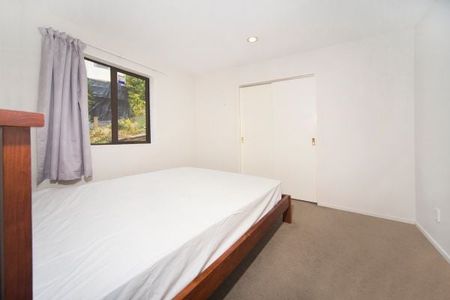 Spacious 5BR Family Haven with Deck & Garden - Photo 4