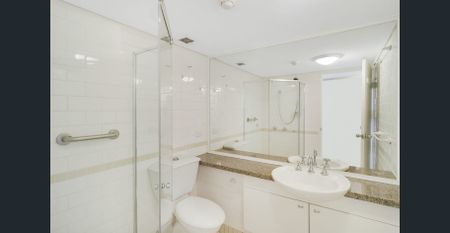 Spacious Three Bedroom Apartment - Photo 3