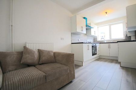 4 bedroom flat to rent - Photo 2