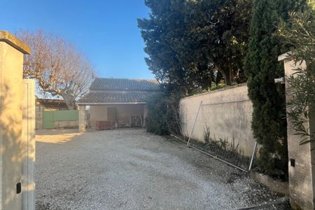 CHATEAURENARD - Partie de mas avec jardin et abri voiture - Photo 2