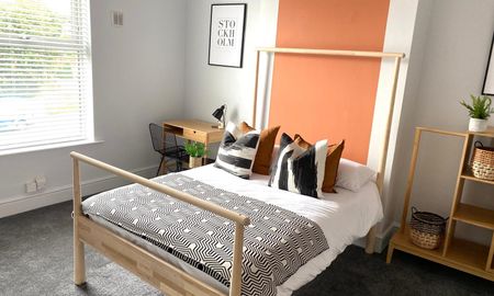 Designer Room | 5 Mins to MediaCity 💚 Room 2 - Double - Photo 4