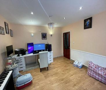 4 bedroom semi-detached house to rent - Photo 6