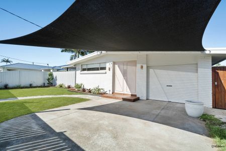 Spacious Four/Five Bedroom Home with Pool in Prime Palm Beach Location - Photo 4