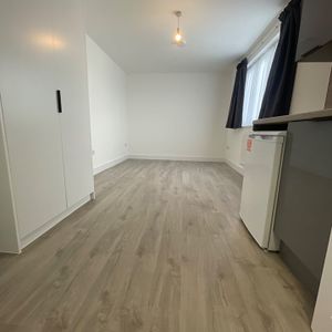 Studio Flat, London, N13 - Photo 2