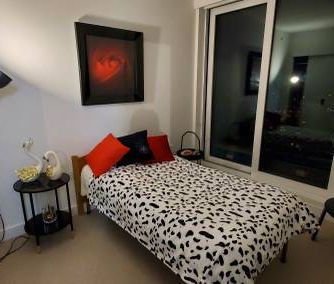 Private bedroom in a new Luxury Condo across from Joyce Skytrain Stn - Photo 1