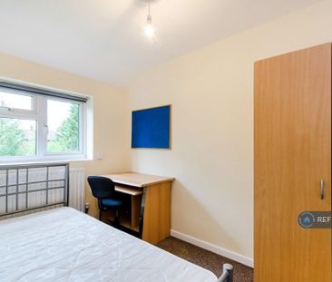 4 bedroom semi-detached house to rent - Photo 6