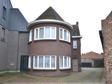 IDEALIS VASTGOED – CHARMANTE EN GOED ONDERHOUDEN WONING MET EEN GEZELLIGE LEEFRUIMTE, GOED INGERICHTE KEUKEN, RUIME WASPLAATS, 3 KNAPPE SLAAPKAMERS, BADKAMER, BERGING EN KELDER OP EEN ONDERHOUDSVRIENDELIJK PERCEEL - Foto 4