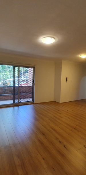 2 Bedroom Apartment + Lock Up Garage! In Ideal Location! - Photo 1