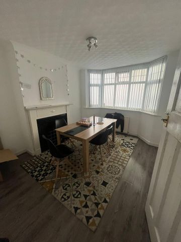 3 bedroom semi-detached house to rent - Photo 2