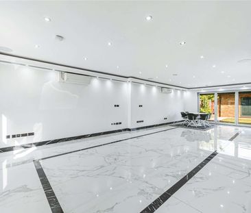 A five bedroom family home with gated off-street parking. - Photo 4