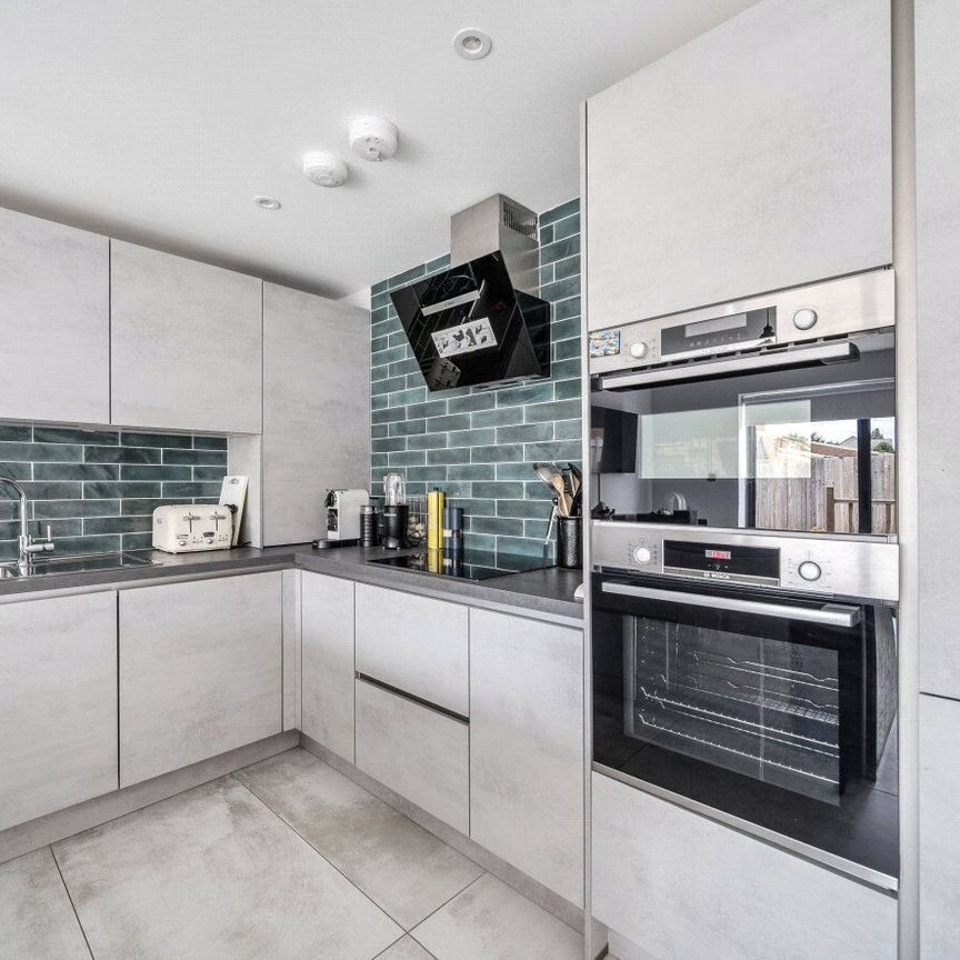 4 bedroom semi detached to rent - Photo 1