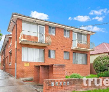 FRESHLY RENOVATED TOP FLOOR APARTMENT IN PRIME LOCATION - Photo 3