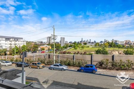 Modern Apartment in Prime Windsor Location - Photo 2