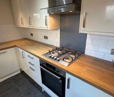 4 bedroom end of terrace house to rent - Photo 1