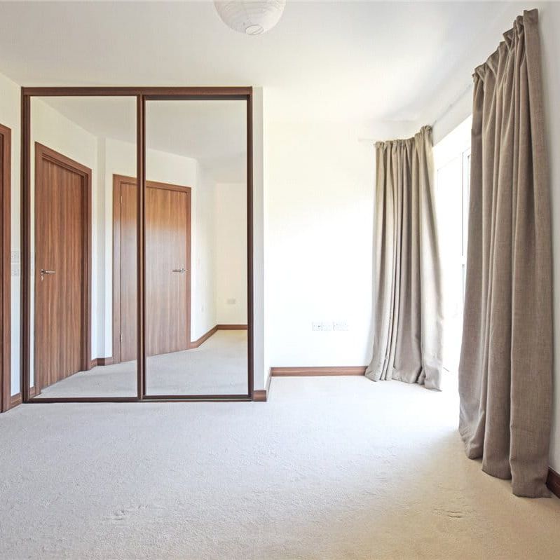 Well presented 2 bedroom, 2 bathroom duplex apartment to rent at this exclusive development only a short walk to the Railway Station and Cambridge Leisure Centre. GCH. Secure allocated parking. Phone entry system. Communal gardens. Unfurnished. - Photo 1