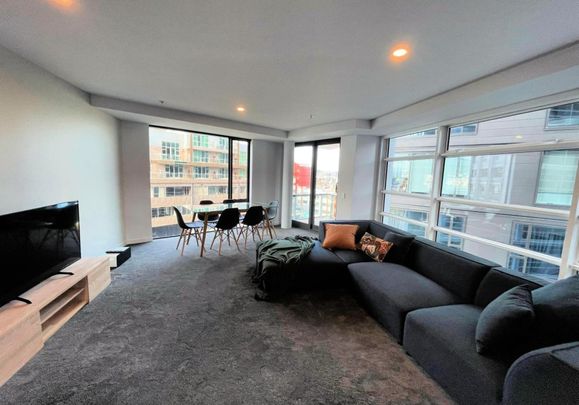 Large 2 bedroom apartment in the heart of the city - Photo 1