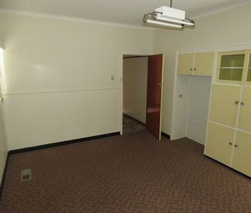 Three Bedrooms, Central Lounge, Kitchen, Large Block. - Photo 1