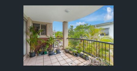 STUNNING RENOVATED UNIT IN THE HEART OF COOLANGATTA - Photo 3