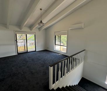 SPACIOUS 5 BEDROOM HOME WITH POOL, SPA & MULTIPLE LIVING AREAS! - Photo 3