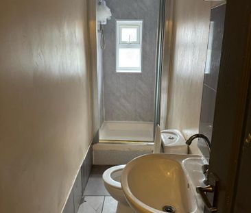 1 bedroom in a flat share to rent - Photo 2