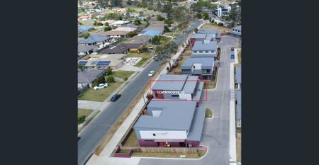 Modern 3 Bedroom Residence with Double Garage and Courtyard - Photo 4