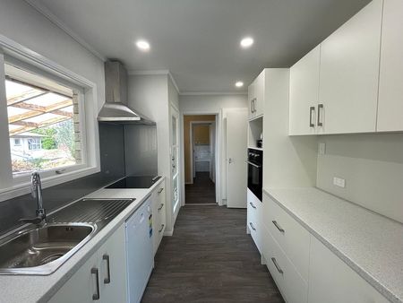 3 Bed, 1 Bathroom - Lawns & Gardens Included - Photo 5