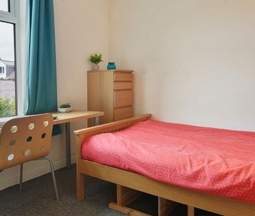 4 bedroom House in a great location! - Photo 5