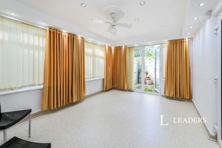 5 bedroom bungalow to rent Milton Road, CR3 - Photo 2