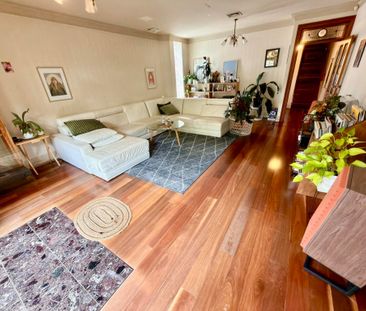 East Melbourne - Photo 2