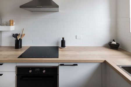 Spacious, Light-Filled Apartment - Photo 2