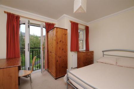 3 bedroom flat to rent - Photo 3
