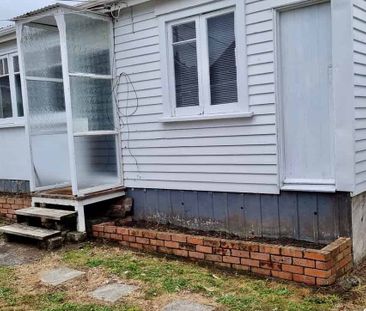 Fully Self Contained detached Sunny aspect - Photo 3