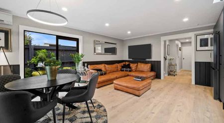 Stunning executive fully furnished standalone townhouse in prime location! - Photo 5