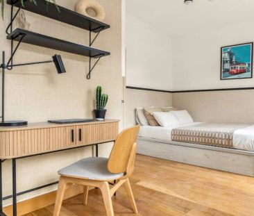 Room in a shared 10-bedroom apartment for rent in Lisbon - Foto 6
