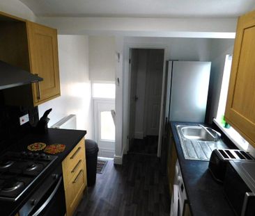 3 bedroom flat to rent - Photo 6