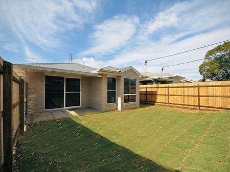 Ideally Located Modern Three Bedroom Unit with Ensuite - Photo 4