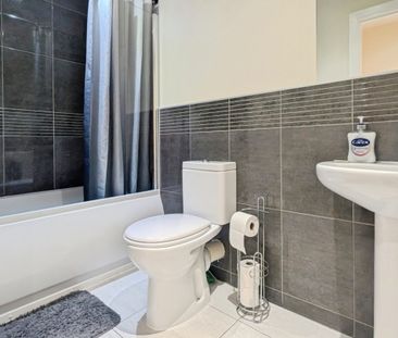 2 bedroom Flat To Let - Photo 6